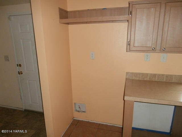 11305 Gilbert Road Yakima, WA 98903 - Photo 17 of 35 a bathroom with a shower and a sink