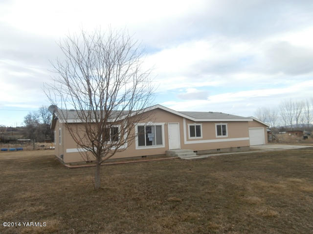 11305 Gilbert Road Yakima, WA 98903 - Photo 18 of 35 front view of house with a yard