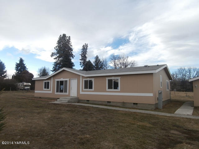 11305 Gilbert Road Yakima, WA 98903 - Photo 19 of 35 a view of a house with a yard