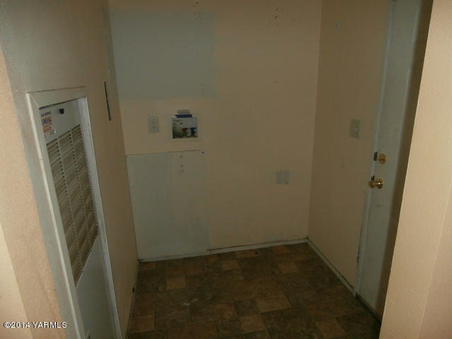 11305 Gilbert Road Yakima, WA 98903 - Photo 20 of 35 an empty room with a sink