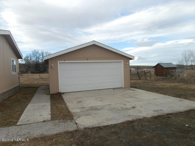 11305 Gilbert Road Yakima, WA 98903 - Photo 22 of 35 a view of backyard of house