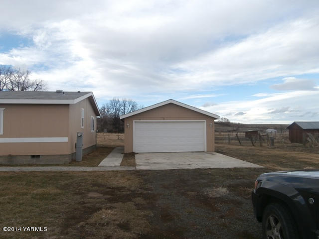 11305 Gilbert Road Yakima, WA 98903 - Photo 23 of 35 a view of a house with a yard