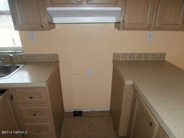 11305 Gilbert Road Yakima, WA 98903 - Photo 29 of 35 a room with storage and utility