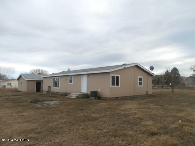 11305 Gilbert Road Yakima, WA 98903 - Photo 4 of 35 a view of a house with backyard