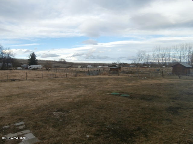 11305 Gilbert Road Yakima, WA 98903 - Photo 32 of 35 a view of an ocean and beach
