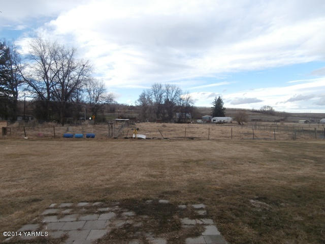 11305 Gilbert Road Yakima, WA 98903 - Photo 33 of 35 a view of a field with an trees