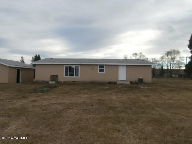 11305 Gilbert Road Yakima, WA 98903 - Photo 5 of 35 a view of a house with a backyard