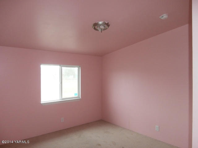 11305 Gilbert Road Yakima, WA 98903 - Photo 8 of 35 an empty room with a window