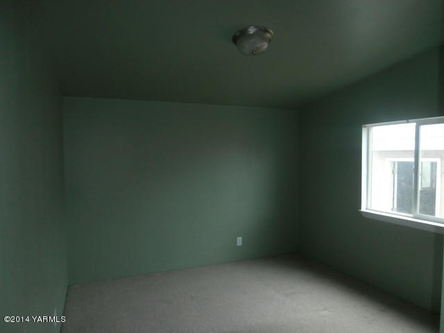 11305 Gilbert Road Yakima, WA 98903 - Photo 10 of 35 an empty room with a window