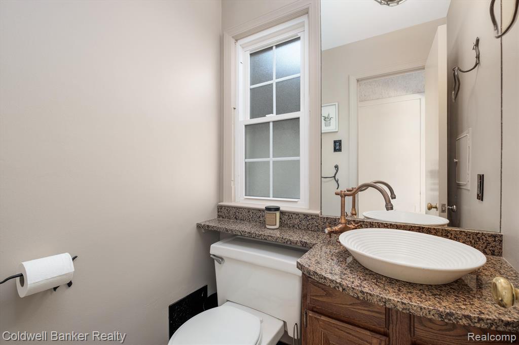 1585 Fairholme Road Grosse Pointe Woods, MI 48236 - Photo 9 of 28