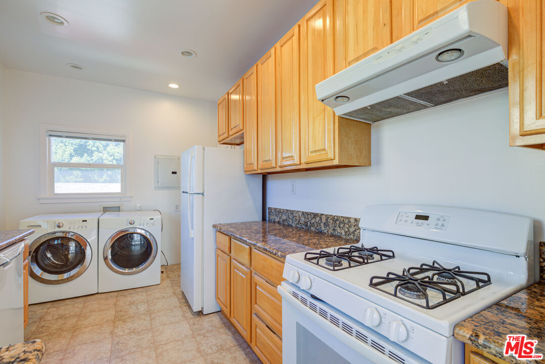 1447 North Vista Street, Unit 1/2 Los Angeles, CA 90046 - Photo 10 of 23 a kitchen with a stove and a refrigerator