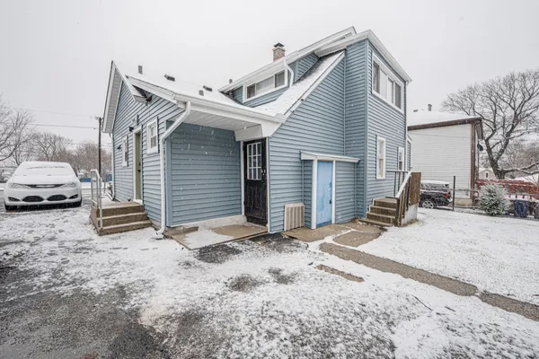 $1,600 | 264 North Jackson Street, Unit 2, Elgin, IL 60123