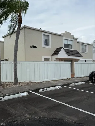 $2,800 | 4515 Southwest 68th Ct Circle, Unit 1, Miami, FL 33155