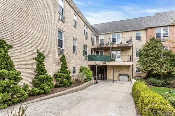 $345,000 | 596 Broadway, Unit 17A, Lynbrook, NY 11563