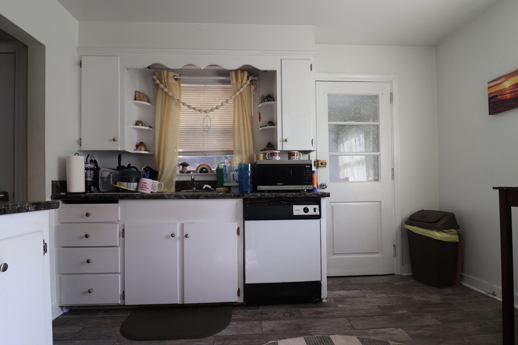 19 Vincent Street Middletown, RI 02842 - Photo 26 of 34 Gallery Image 26