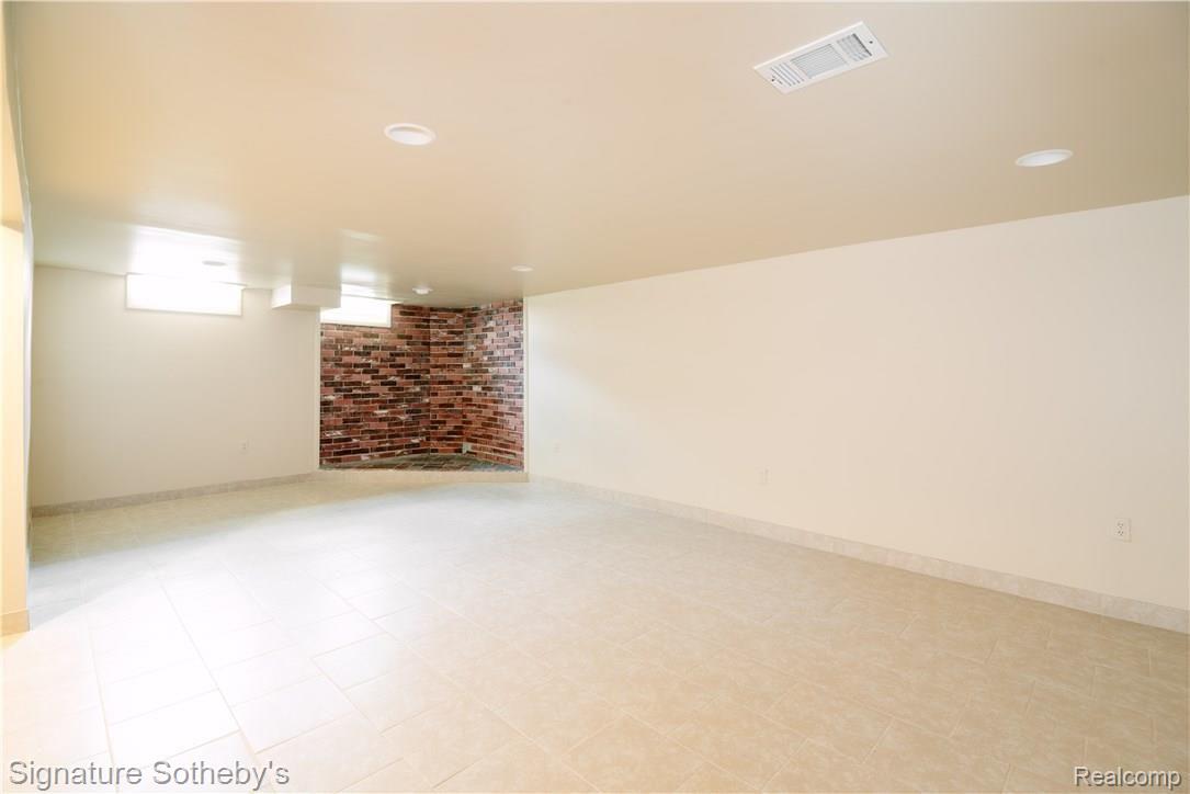230 Winry Drive Rochester, MI 48307 - Photo 14 of 19 Winry Drive Listing Dylan Tent-017.jpg