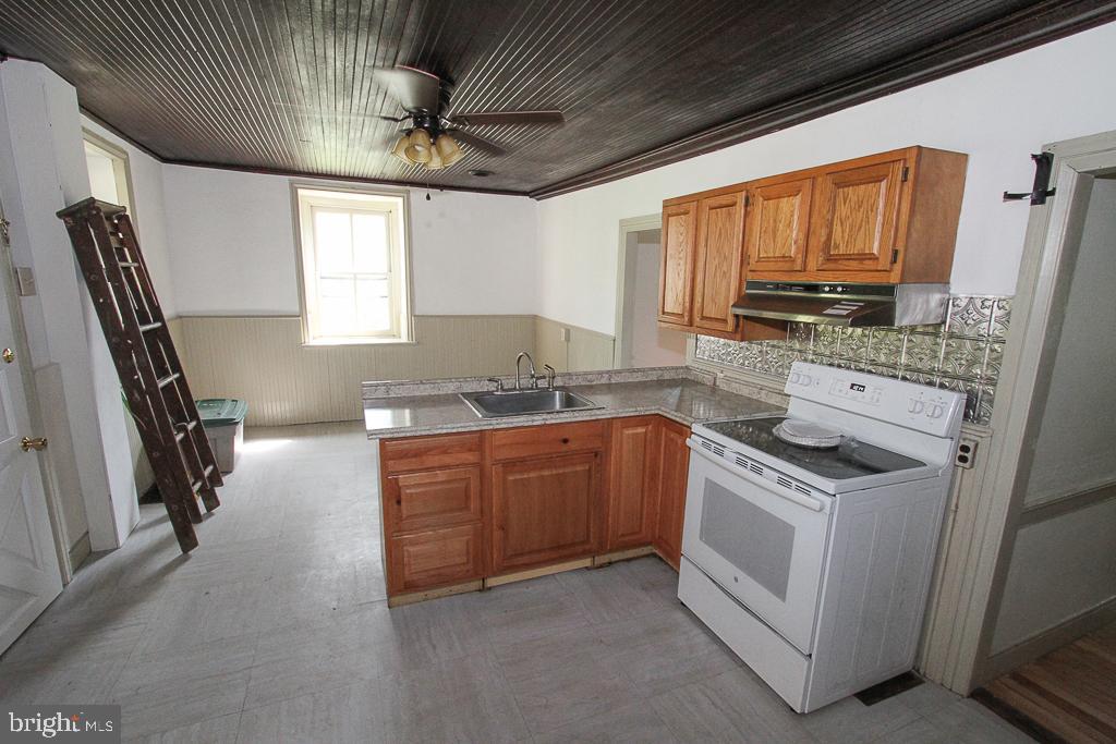 16 Old State Road Boyertown, PA 19512 - Photo 2 of 39 Right side kitchen