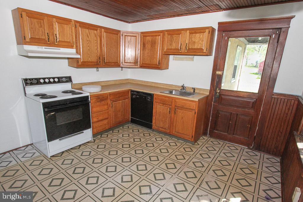 16 Old State Road Boyertown, PA 19512 - Photo 12 of 39 Left side kitchen