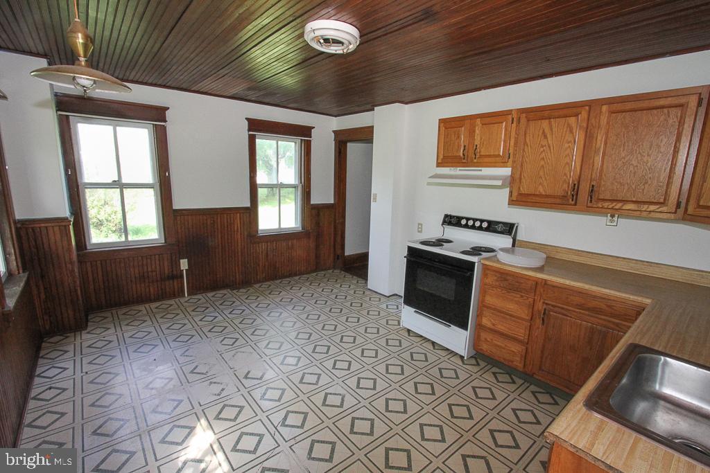 16 Old State Road Boyertown, PA 19512 - Photo 13 of 39 Left side kitchen