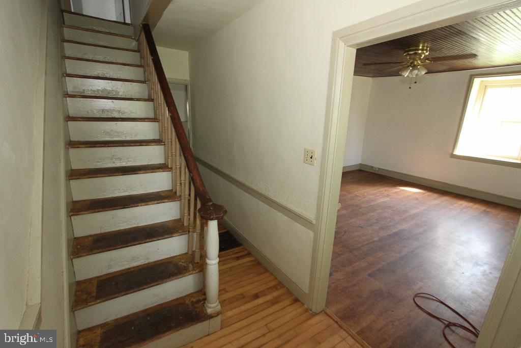 16 Old State Road Boyertown, PA 19512 - Photo 6 of 39 Right side staircase