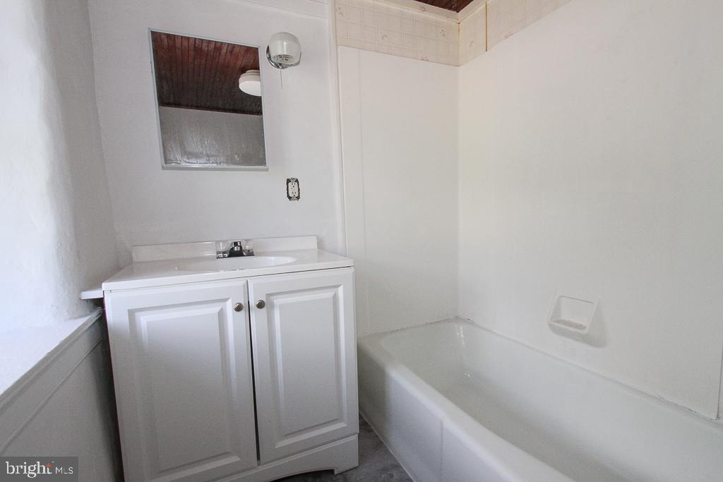 16 Old State Road Boyertown, PA 19512 - Photo 10 of 39 Right side bath