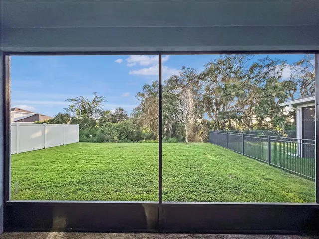 a view of a backyard