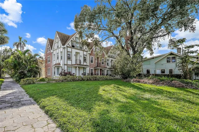 a view of a house with a yard