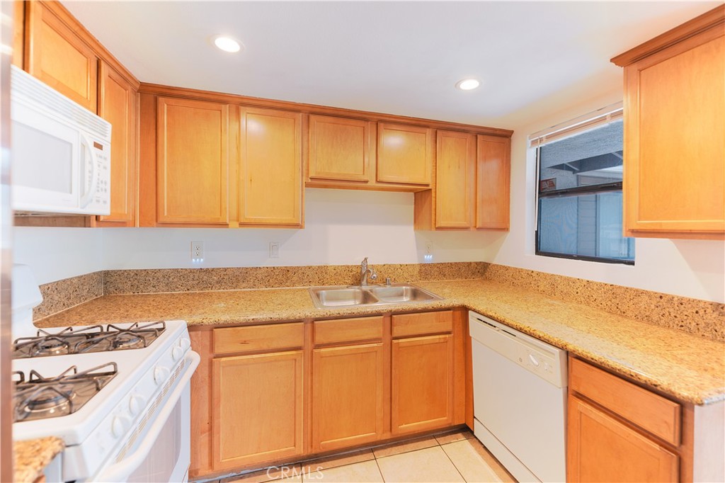 1317 Massachusetts Avenue, Unit 202 Riverside, CA 92507 - Photo 10 of 30