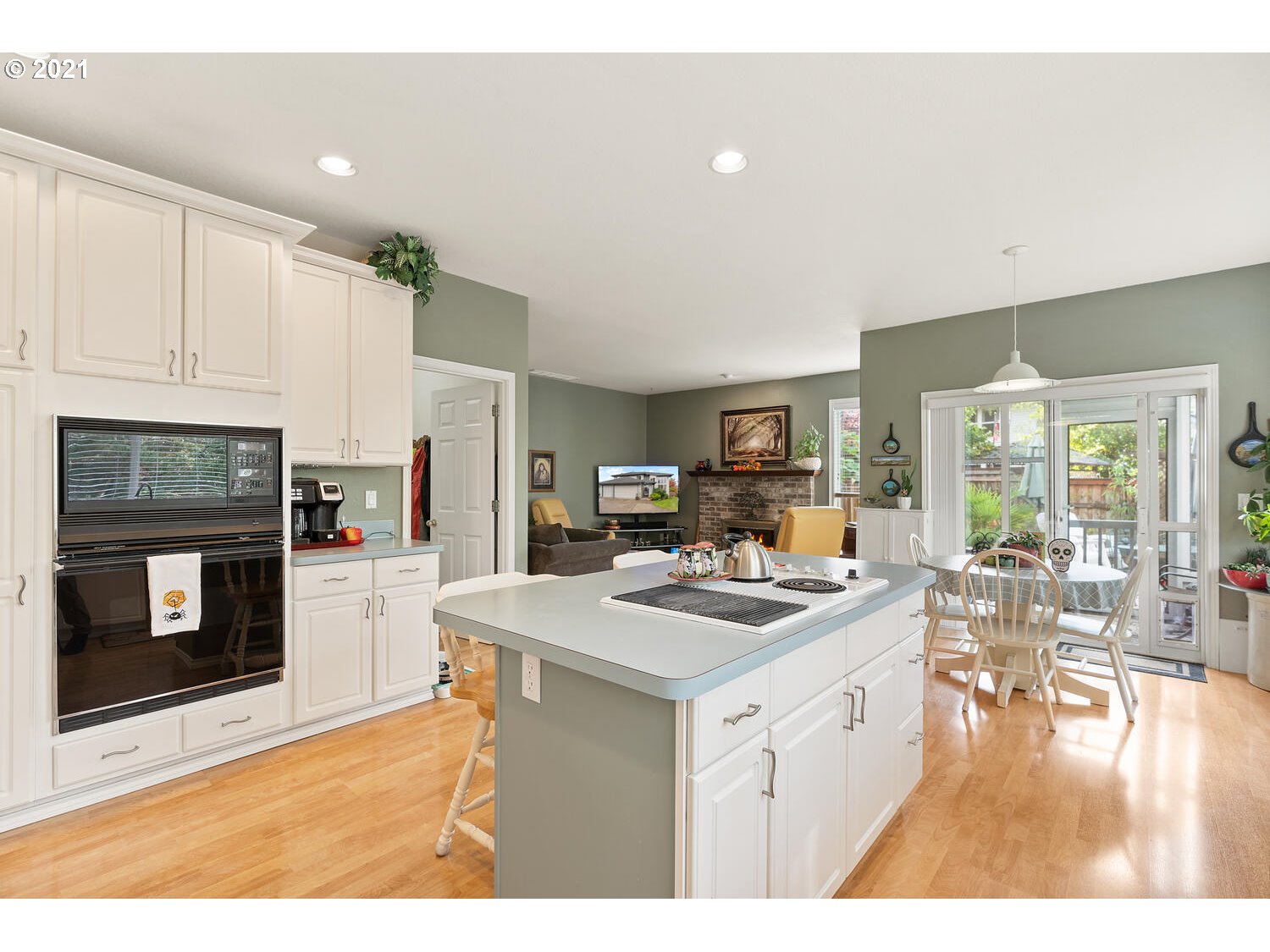16980 Southwest Ferrelo Place Beaverton, OR 97007 - Photo 13 of 32 a kitchen with a stove a refrigerator and a microwave