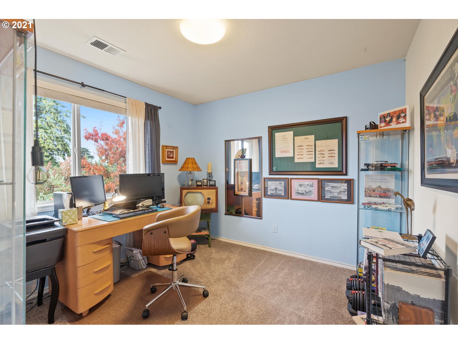 16980 Southwest Ferrelo Place Beaverton, OR 97007 - Photo 25 of 32 a workspace with furniture and a window