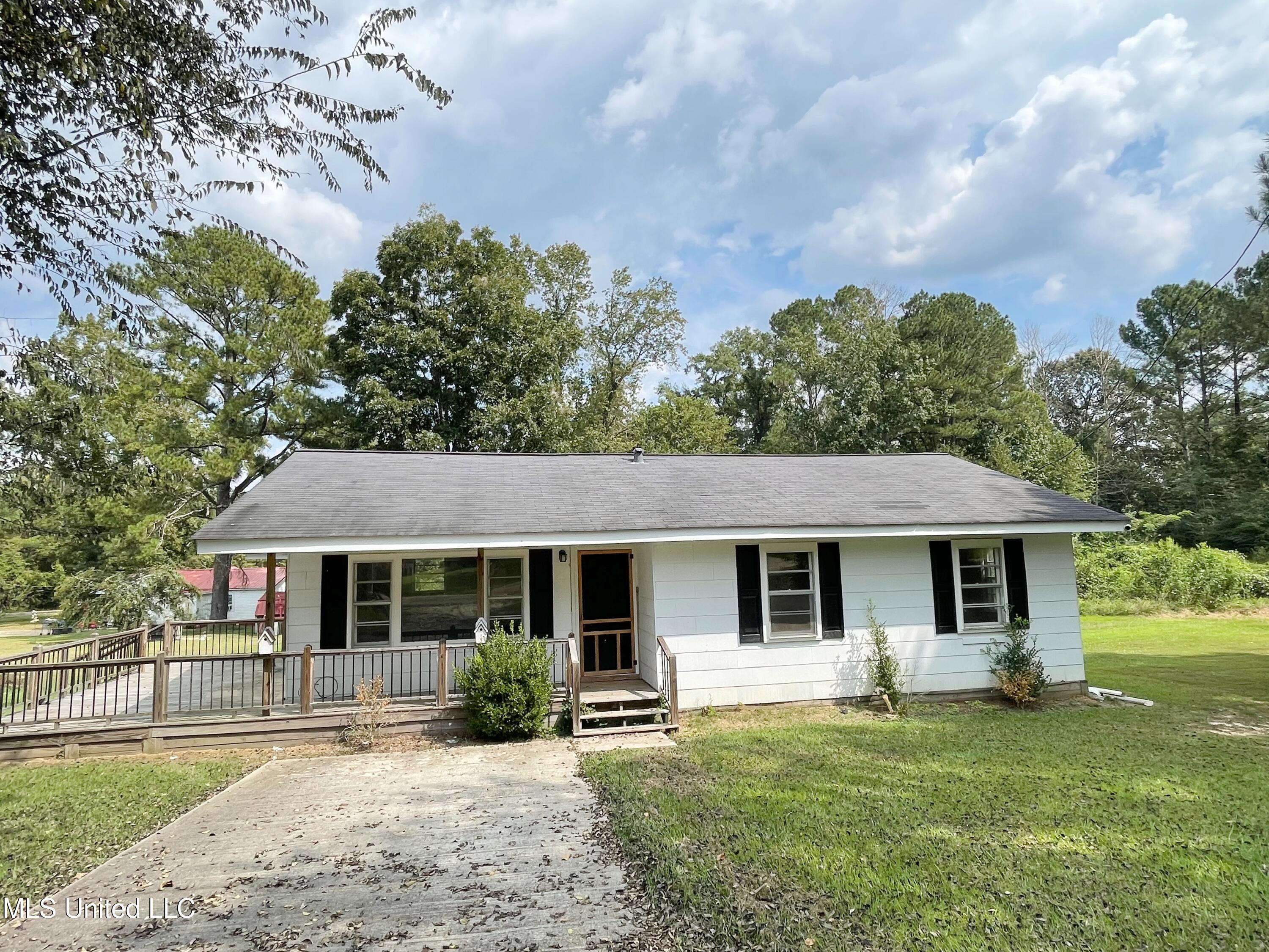 614 Naylor Street Carthage, MS 39051 - Photo 2 of 19 IMG_0490