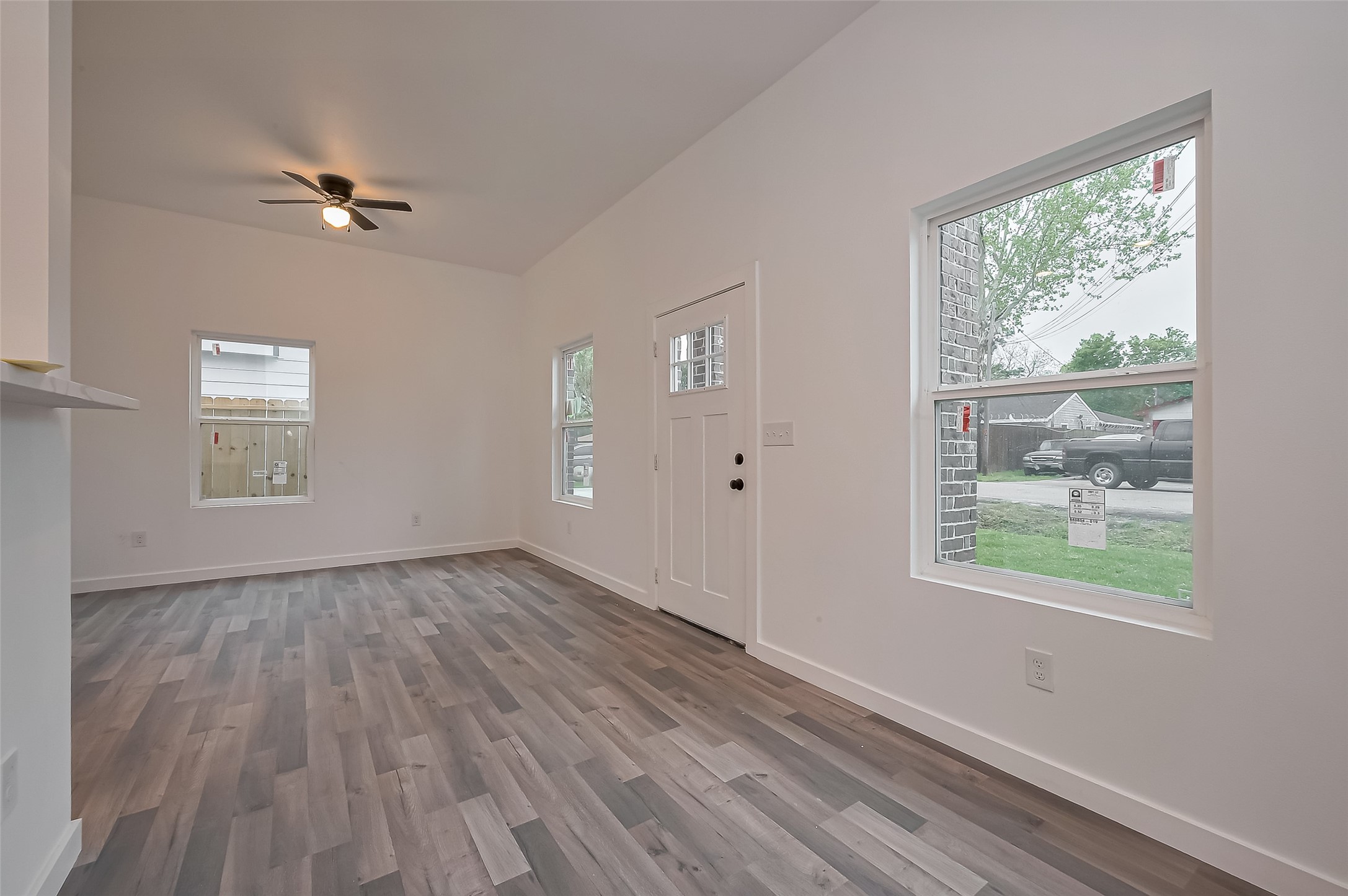 9005 Hilda Street Houston, TX 77033 - Photo 6 of 17