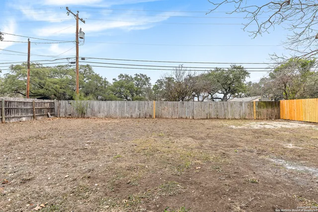 a view of a backyard