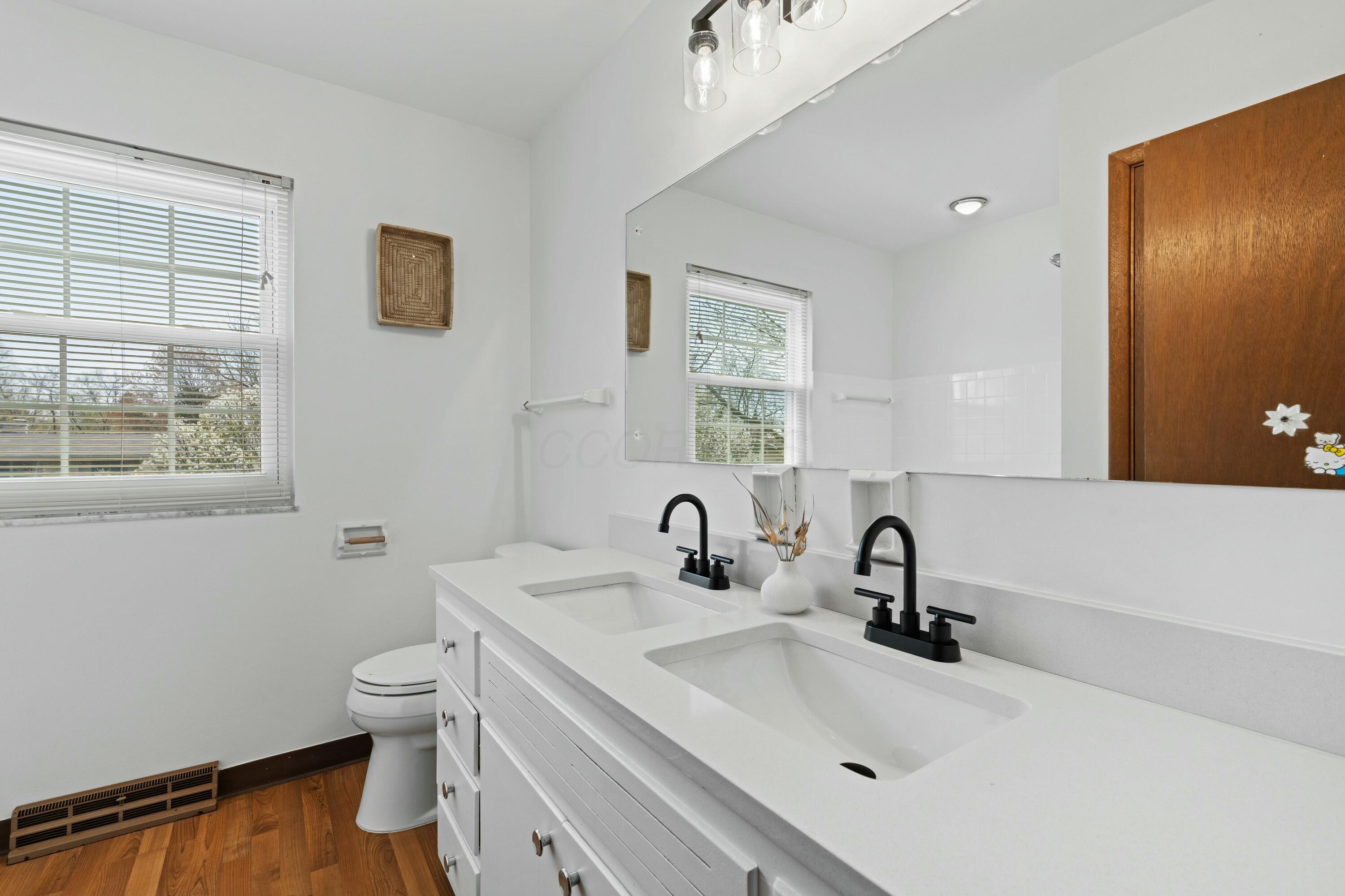 2500 Lytham Road Upper Arlington, OH 43220 - Photo 29 of 69 Upper Level Full Bathroom