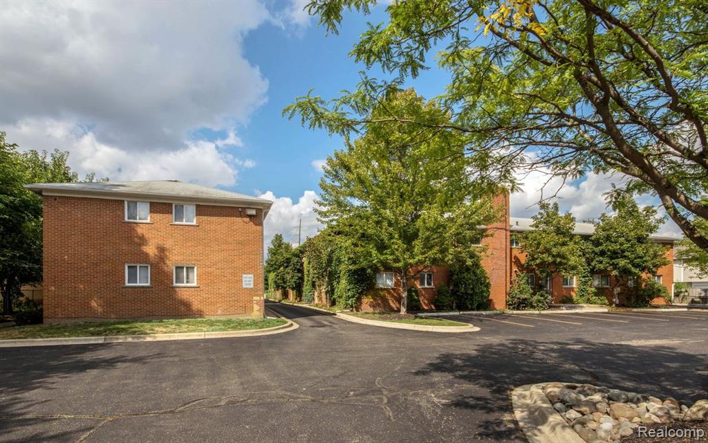 629 West Maple Road, Unit 13 Clawson, MI 48017 - Photo 13 of 15
