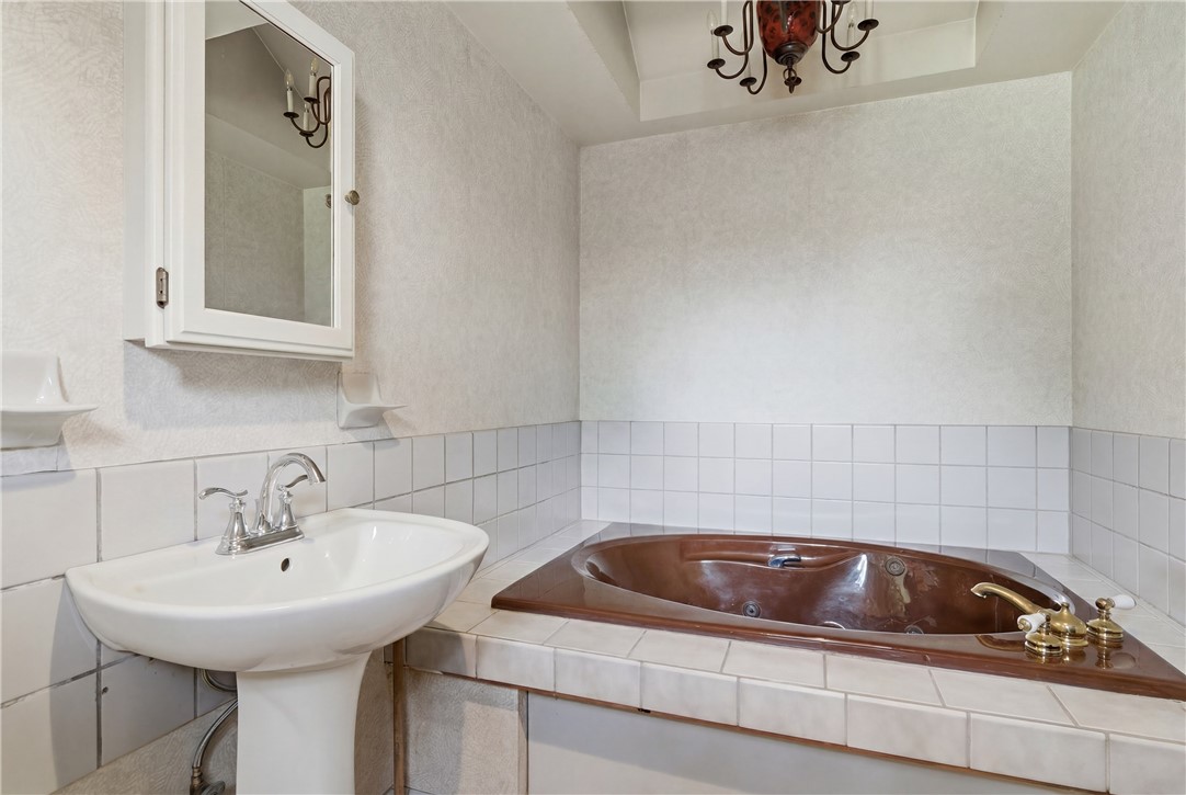 351 Maple Street Warwick, RI 02888 - Photo 10 of 29