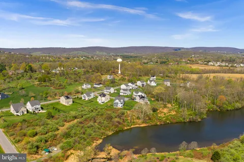 $1,200,000 | 35829 Peninsula Court, Round Hill, VA 20141
