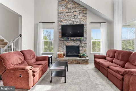 $1,200,000 | 35829 Peninsula Court, Round Hill, VA 20141