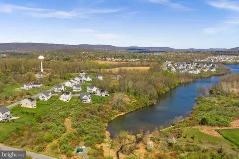 $1,200,000 | 35829 Peninsula Court, Round Hill, VA 20141