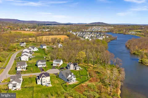 $1,200,000 | 35829 Peninsula Court, Round Hill, VA 20141