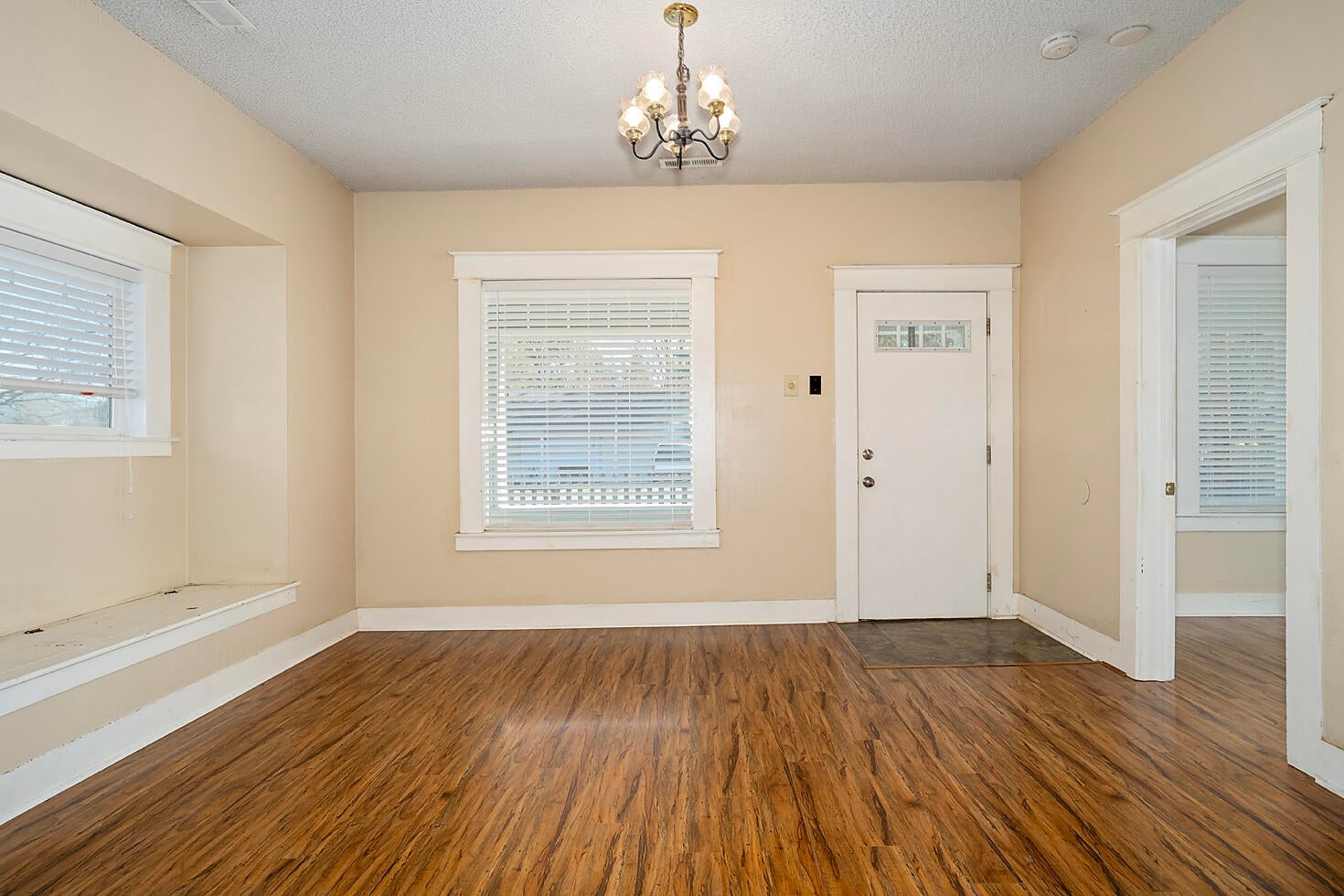 602 4th Street Phoenix, OR 97535 - Photo 13 of 19 W Fourth002