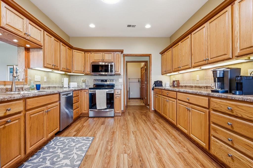 1626 Thunderbird Road Marshall, MN 56258 - Photo 21 of 38