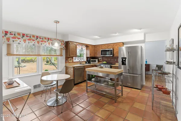 $699,999 | 266 Union Hill Road, Manalapan, NJ 07726