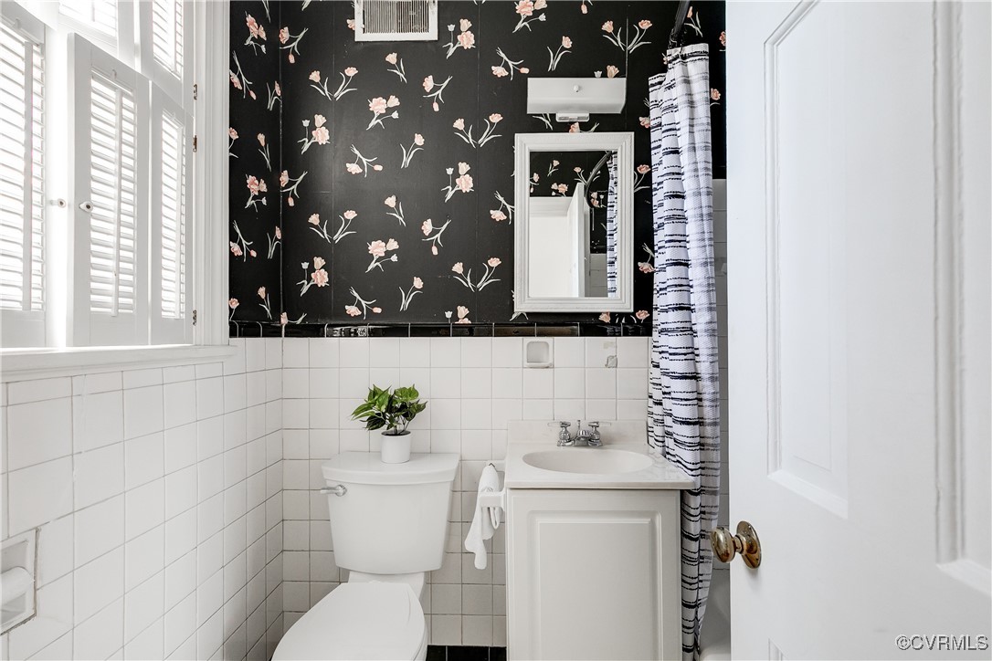 7914 Stuart Hall Road Henrico, VA 23229 - Photo 20 of 37 Downstairs hall bathroom