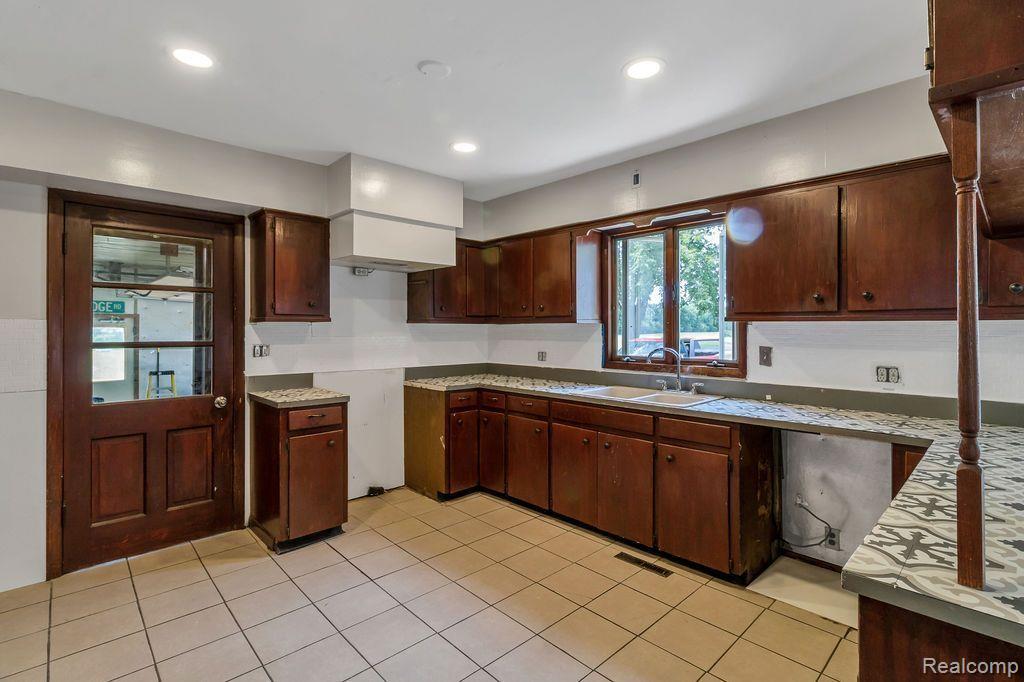 832 North Delaney Road Owosso, MI 48867 - Photo 11 of 24