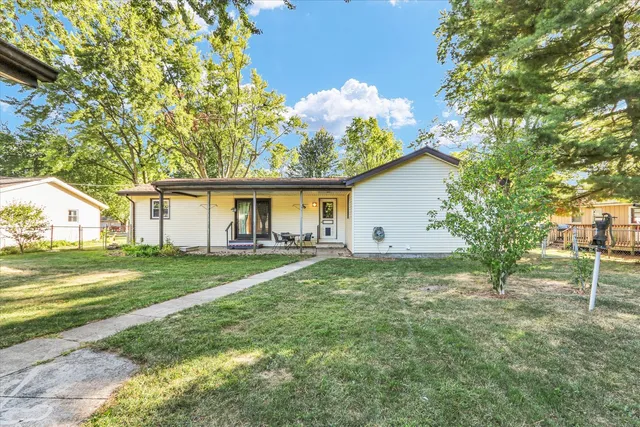 a view of a house with a yard