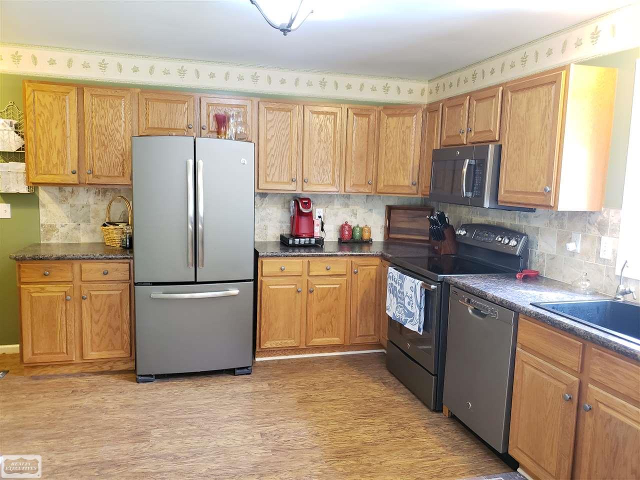 5715 Miller Road Capac, MI 48014 - Photo 9 of 18 31381403-8.JPG