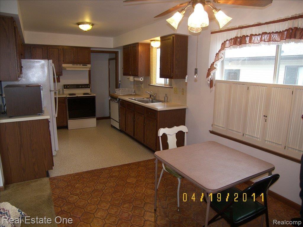 47090 Greenview Road Utica, MI 48317 - Photo 13 of 17 Kitchen & Dining Rm