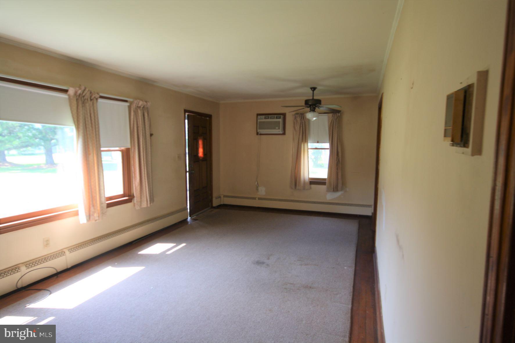 9660 Tilghman Island Road McDaniel, MD 21647 - Photo 3 of 11 Living room/dining room