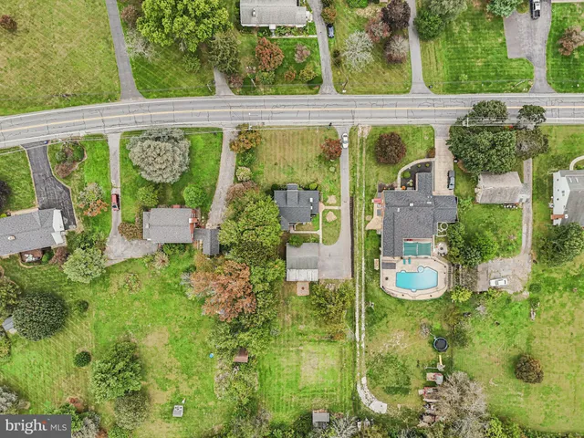 a picture of a wall with a white wall